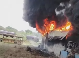 Incendio consume local de reciclaje de llantas en Tanara