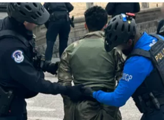 Arrestan a joven que corría con una escopeta hacia el Capitolio de EEUU