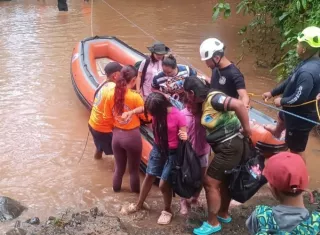 Bomberos rescatan a 200 personas atrapadas por crecidas en ríos de Colón