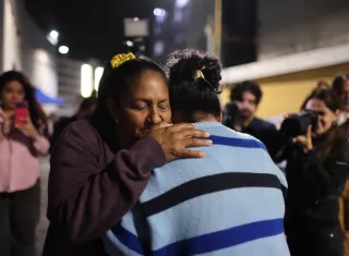Personas se abrazan al conocer la aprobación de la ley de amnistía para presos políticos este jueves. /Foto: EFE