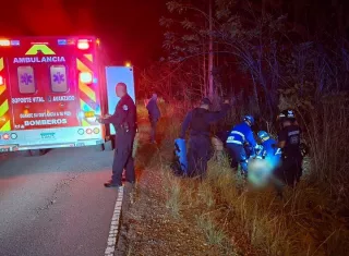 La víctima quedó entre la hierba, en la orilla de la vía.  /  Foto: BCBRP