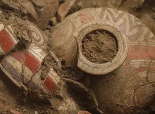 Entre los materiales encontrados destacan ornamentos metálicos —pectorales, orejeras y brazalete. Foto: Cortesía