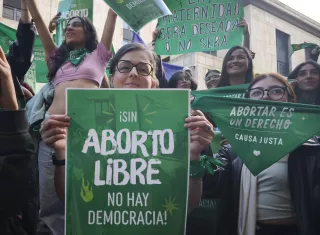 Mujeres sostienen carteles y pañuelos este sábado, durante una manifestación que conmemora los 4 años del aborto legal en Bogotá (Colombia). EFE