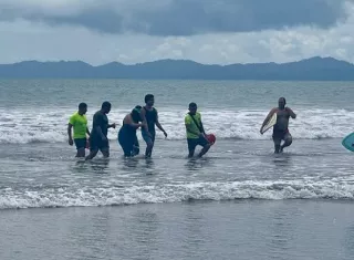 Los jóvenes estaban siendo arrastrados por la corriente. / Foto: Senafront