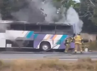 Unidades del Cuerpo de Bomberos se encuentran en el lugar. /  Captura de video: informatelas24_7