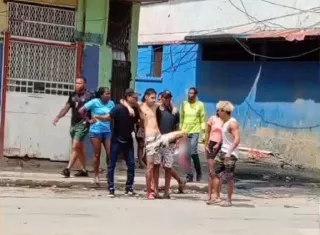 Vecinos auxiliaron a las víctimas y las trasladaron al Santo Tomás.  /  Captura de video: RS