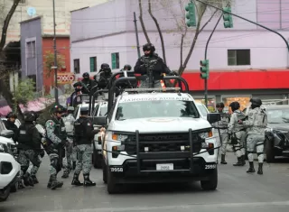 Integrantes de la Guardia Nacional resguardan la zona donde trasladaron el cuerpo de Nemesio Rubén Oseguera Cervantes, alias 'El Mencho', líder del Cártel Jalisco Nueva Generación. Foto. EFE