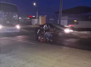 La víctima quedó tendida en medio de la calzada.  /  Foto: TraficoCpanama