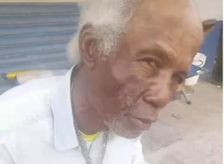 Rogelio Hudson fue atacado por un grupo de jóvenes que le lanzaron piedras