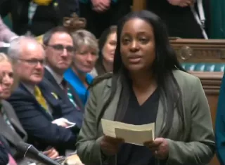 En el Parlamento Británico dan a conocer el resultado de la votación para aperturar una investigación por casos de violación infantil. Foto. Redes