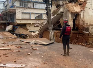 El temporal obedece a un frente frío que avanza sobre el sureste de Brasil y que ha puesto en alerta a toda la región, donde vive la mayor parte de los 213 millones de habitantes del país. Foto. EFE