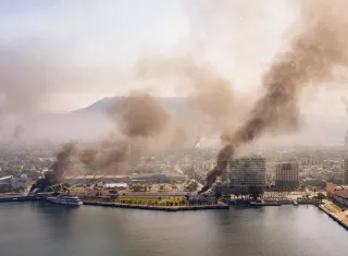 El grupo armado disparó contra las instalaciones y derribó un portón con un vehículo, lo que abrió el acceso y permitió la fuga de los internos. Foto. EFE
