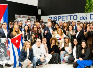 El jefe de la misión diplomática de EE.UU. en La Habana, Mike Hammer, con un grupo de cubanos en Roma. Foto. EFE