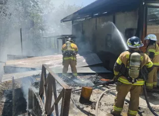 La estructura fue consumida por las llamas.  /  Foto: Eric Montenegro