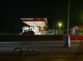 La víctima se cayó de la bicicleta y luego fue atropellado.  /  Imagen ilustrativa: Generada con AI