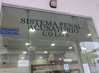 El agresor le entregó dinero para que se quedara callada después de cometido el acto sexual.
