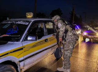 Un agente de seguridad talibán revisa un vehículo en un puesto de control en Kabul./ Foto: EFE