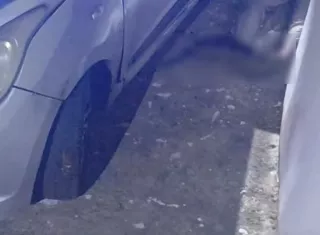 El cadáver del joven quedó tirado a un lado de un sedán.  /   Imagen: pmaoestenews