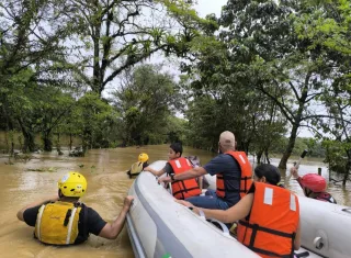 Los sobrevivientes consiguieron regresar a la comunidad de Calovébora junto con el cuerpo de la víctima, donde dieron aviso inmediato a las autoridades competentes para iniciar las investigaciones correspondientes.