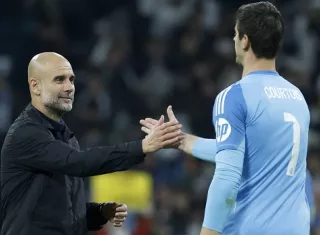 El técnico español del Manchester City, Pep Guardiola (i) y el guardameta belga del Real Madrid, Thibaut Courtois. Foto: EFE