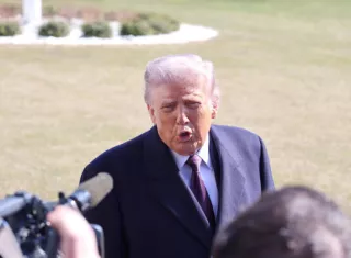 El presidente de EE.UU., Donald Trump, habla en la Casa Blanca en Washington. Foto: EFE