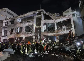 Servicios de emergencia en el lugar donde un misil iraní impactó un edificio en Tel Aviv, Israel, el 28 de febrero de 2026. EFE/A