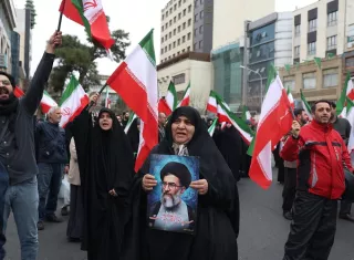 Iraníes se reúnen durante protestas anti-EE.UU. e israelíes en Teherán, con un retrato del líder supremo iraní, Ali Jameneí. Foto. EFE