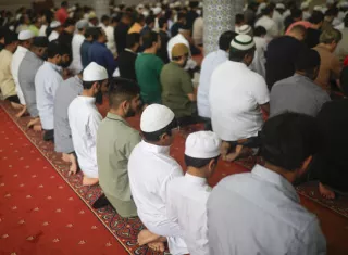 Personas asisten a la oración congregacional en la Mezquita Jama durante el Ramadán. Foto: EFE