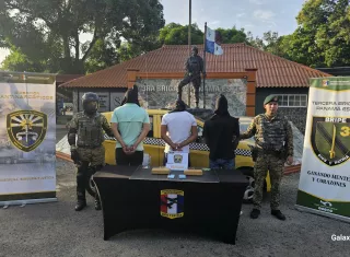 Tres detenido y un auto decomisado. 