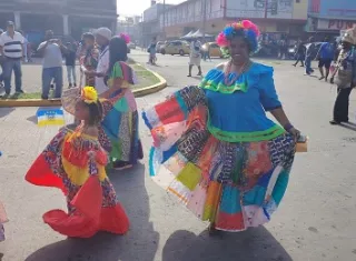 Al ritmo del tambor, las mujeres vestidas con la pollera Congo se tomaron las calles de la ciudad. 
