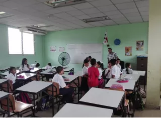 El director regional del MEDUCA, Rufino Rodríguez,  insistió a los concejales en que ayuden a las escuelas en la medida en que el presupuesto de sus juntas comunales se lo permita. Foto. Eric Montenegro