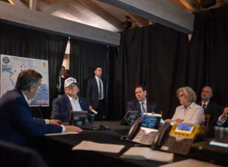 Donald Trump, junto a su equipo supervisan posibles amenazas dentro de Estados Unidos, después de que el FBI elevara el nivel de alerta ante el riesgo de atentados en represalia por el ataque contra Irán. Foto. Casa Blanca/EFE