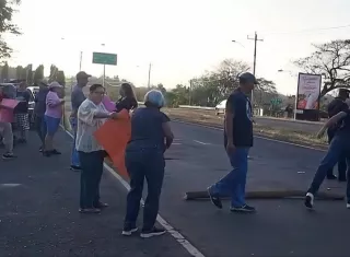 Residentes cerraron temporalmente el puente sobre el río Guararé en señal de protesta por la falta del vital líquido, situación que afecta principalmente al sector de Bella Vista. Foto. Thays Domínguez