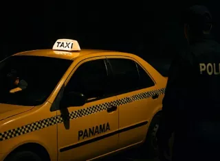 La investigación debe determinar quién conducía el taxi y por qué abandonó la escena dejando a Jorge sin vida dentro del vehículo.  /   Imagen ilustrativa generada con IA Copilot