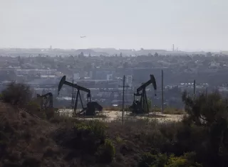El oro negro reaccionó al alza y se disparó a su nivel más alto de los últimos ocho meses tras el estallido de la guerra iniciada el pasado sábado entre Estados Unidos, Israel e Irán.  Foto. Archivo