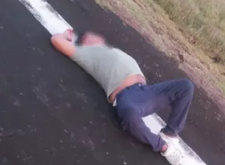El hombre gozaba durmiendo en la pista de aterrizaje del aeropuerto de Bocas. 