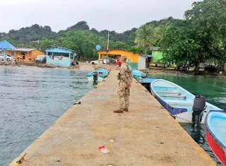 Durante la investigación se confirmó que la víctima se encontraba dentro del auto junto a su hijo menor, quien por fortuna no resultó herido.