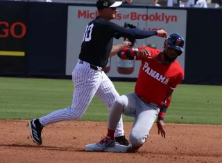 El panameño Allen córdoba (der.) durante el partido entre Panamá y los Yankees de Nueva York. Foto: José Pineda/ Fedebeis