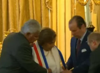 El presidente José Raúl Mulino y el canciller Javier Martínez Acha colocan la banda a la gobernadora Mayín Correa 