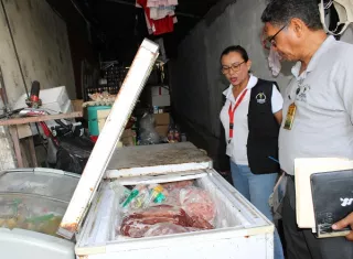 Se detectó contaminación cruzada, alimentos en descomposición y venta de productos reempacados, entre otras deficiencias. Foto. Eric Montenegro