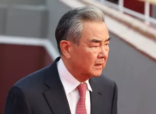 el ministro chino de Exteriores, Wang Yi, dijo que "China insta encarecidamente a todas las partes a cesar las operaciones militares, reanudar el diálogo y la negociación lo antes posible y evitar una mayor escalada de las tensiones". Foto. EFE