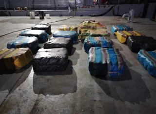 El cargamento, compuesto por 17 sacos de droga, se encontraban flotando a la deriva en el mar.  /  Foto: Senan