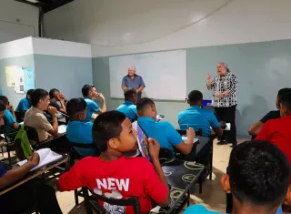 Con el inicio de clases, la ministra Beatriz Carles visitó el centro para compartir con los estudiantes y motivarlos a asumir este nuevo año con compromiso, disciplina y perseverancia. 