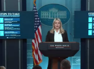 La portavoz de la Casa Blanca, Karoline Leavitt, en su primera rueda de prensa desde el inicio de la ofensiva contra Irán. Foto. Casa Blanca