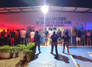 Entre los aprehendidos figuran 3 mujeres.  /  Foto: PN