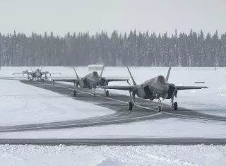 EE.UU. activó dos cazas F-35 y dos F-22, cuatro aviones cisterna KC-135 y un E-3 AWACS de alerta temprana y Canadá hizo lo propio con dos cazas F-18 y una aeronave de reabastecimiento aéreo de combustible CC-150 para identificar, monitorear y potencialmente interceptar a las aeronaves rusas. Foto. Norad