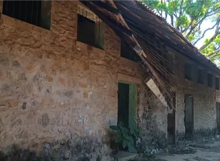 La antigua escuela, que en su momento albergó a generaciones de estudiantes mésanos, muestra señales evidentes de abandono. Foto. Melquíades Vásquez
