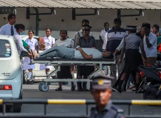 Los 208 miembros de la tripulación de una flotilla iraní recibieron ayuda. Foto. EFE