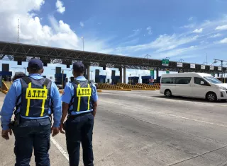 En un operativo, agentes de la ATTT detectaron a una tanda de gente incumpliendo algunas disposiciones del tránsito.