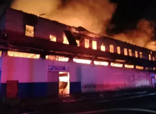Bomberos enfrentan baja presión de agua para sofocar incendio que dejó a 15 familias damnificadas y locales comerciales en ruinas. Foto: Diómedes Sánchez